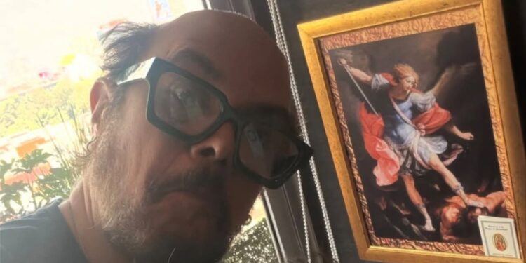Aleks Syntek publica una imagen en la que aparece sin peluquín y la elimina a los pocos segundos