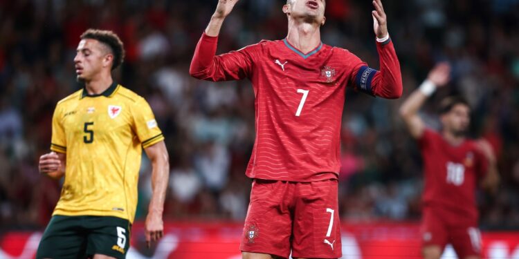 Cristiano Ronaldo y una noche de pura frustración en Portugal: siete tiros, gol anulado por el VAR y el récord de los 1.000 que espera