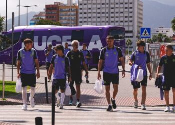 Insólito momento en España: un menor marroquí se fugó y viajó 100 kilómetros de colado en el piso del micro del Valladolid