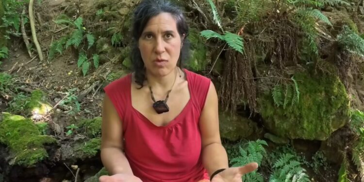 Sure, 45 años, vive en una lejana aldea: «Vivimos aisladas en una aldea de Asturias con mis 2 hijas. Nos mantenemos con lo que vendo en ferias»