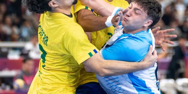 En un clásico caliente, Los Gladiadores vencieron a Brasil en los Suramericanos