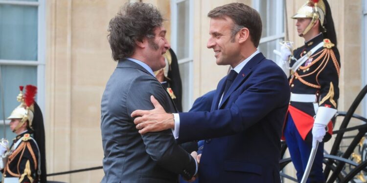Javier Milei y sus medidas, EN VIVO: el Presidente llega a Francia para reunirse con empresarios y con Macron