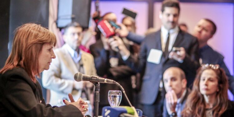 Patricia Bullrich ocupa el centro de la escena política en el Coloquio de IDEA ante el viaje de Milei y su gabinete a París