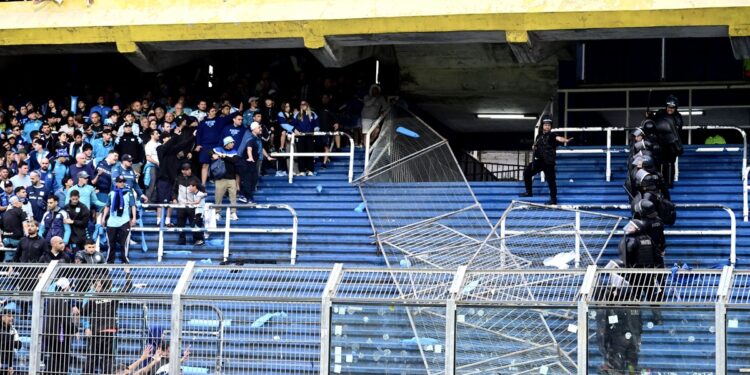 Escándalo en la previa de Boca-Racing: conflicto con la Policía y varios hinchas con entradas quedaron afuera