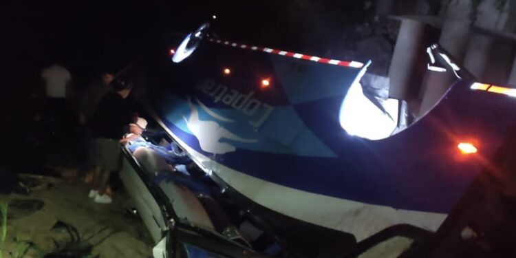 Dos personas muertas en accidente de bus intermunicipal en Aguachica, Cesar: el vehículo cayó desde un puente y terminó en un abismo