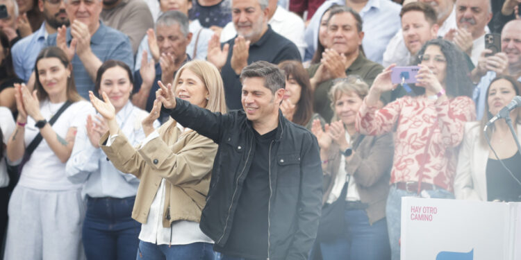 Fuerte discurso de Kicillof, con tono electoral y en plena interna con Máximo Kirchner: «Las nuevas canciones se componen de abajo para arriba»