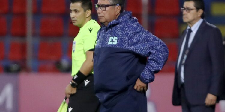 Hernán Darío “Bolillo” Gómez sufrió una de las peores derrotas en su carrera con El Salvador: “Con esto lo tienen que echar a uno”