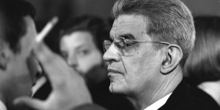 Jacques Lacan, psiquiatra, filósofo y psicoanalista disruptivo: “Uno podrá saber lo que dijo, pero nunca lo que el otro escuchó”