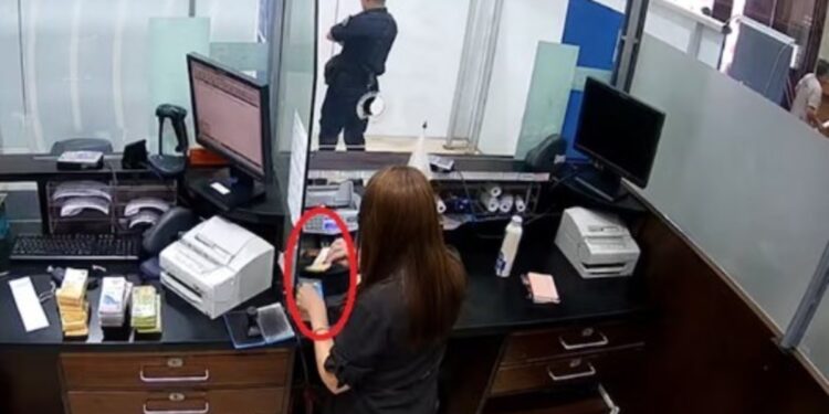 Dos cajeros del Banco Nación fueron condenados por robarle dinero a sus clientes: los videos de la maniobra que hacían con los billetes