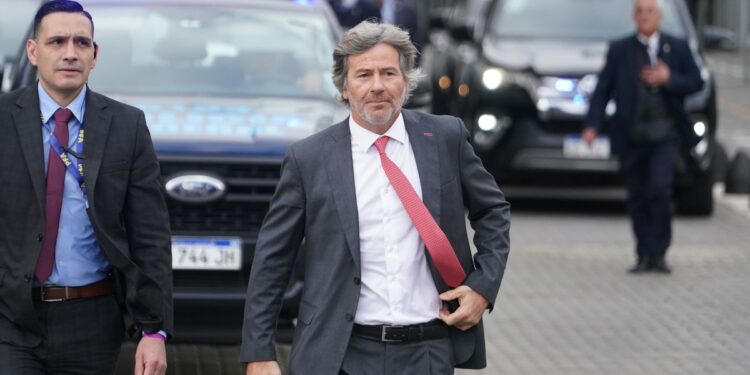 Mahiques metió a jueces vinculados a la AFA en la comitiva del presidente Milei que viaja a París