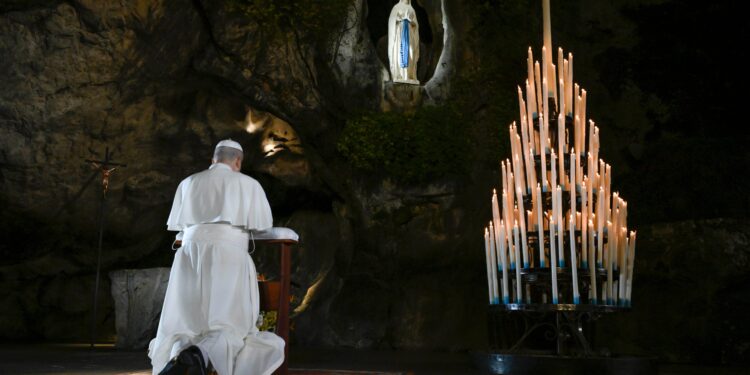 El papa León XIV visita Lourdes este domingo: ofrece una misa ante cientos de miles de personas y se reunirá con víctimas de agresiones sexuales en la Iglesia