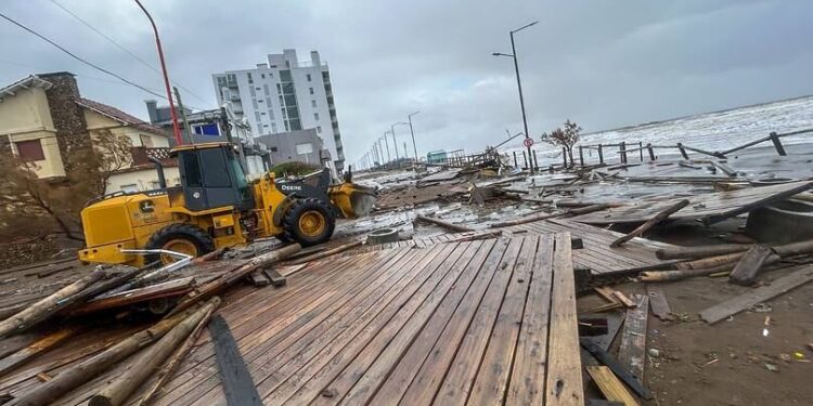 El fuerte temporal en Monte Hermoso dejó playas destruidas, inundaciones y advierten los efectos para la temporada