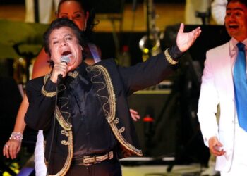 ¿A quién le dedicó Juan Gabriel “Abrázame muy fuerte”? La historia detrás de la canción que conmovió a millones