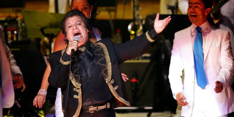 ¿A quién le dedicó Juan Gabriel “Abrázame muy fuerte”? La historia detrás de la canción que conmovió a millones
