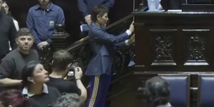 «Soy de Boca, ¿cuál es el delito?»: Mayra Mendoza salió al cruce de las duras críticas por usar un pantalón del equipo xeneize en la Legislatura bonaerense
