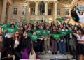 Carol Borda alzó una ‘pañoleta azul’ en plantón por el aborto en el Congreso y desató una oleada de críticas de sus colegas: “Nunca había visto algo tan bajo”