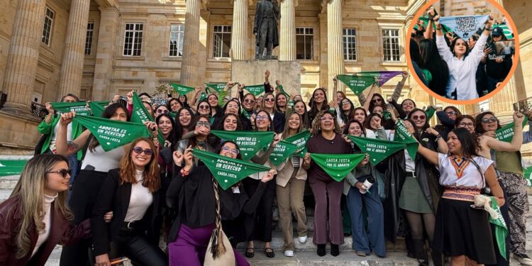 Carol Borda alzó una ‘pañoleta azul’ en plantón por el aborto en el Congreso y desató una oleada de críticas de sus colegas: “Nunca había visto algo tan bajo”