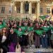 Carol Borda alzó una ‘pañoleta azul’ en plantón por el aborto en el Congreso y desató una oleada de críticas de sus colegas: “Nunca había visto algo tan bajo”
