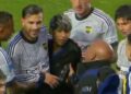 Insólito momento en el Nuevo Gasómetro: un hincha de San Lorenzo se metió a abrazar a Leandro Paredes