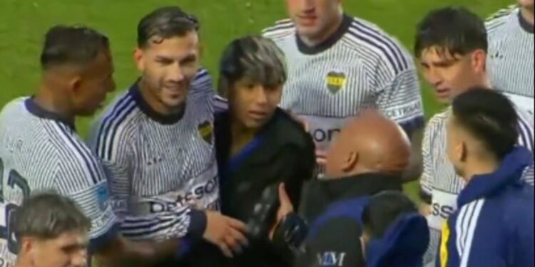 Insólito momento en el Nuevo Gasómetro: un hincha de San Lorenzo se metió a abrazar a Leandro Paredes