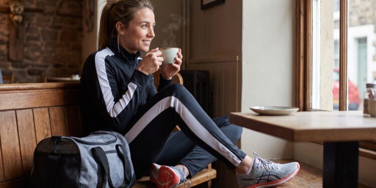 Qué beneficios tiene tomar té antes de entrenar y qué precauciones deben tener los deportistas