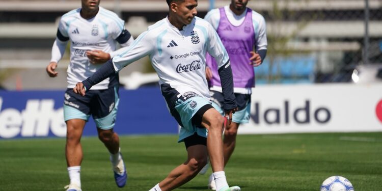 La decisión de Scaloni con Leo Flores en medio de la seguidilla de Boca