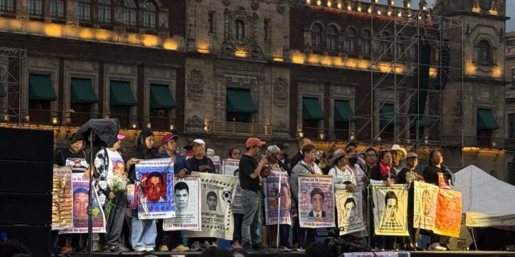 EN VIVO | 12 años de la desaparición de los 43 estudiantes de Ayotzinapa: padres encabezan mitin en la plancha del Zócalo