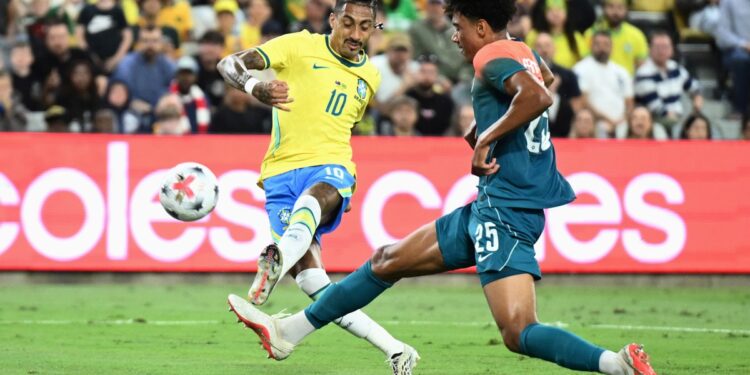 Una floja Brasil padeció con Australia y pudo llevarse un empate sobre la hora