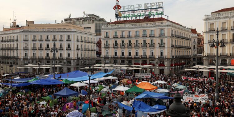 Última hora de la acampada en Sol y el decreto Maricarmen, en directo: el Gobierno contempla prohibir la compra a los fondos buitre y bonificar a caseros e inquilinos