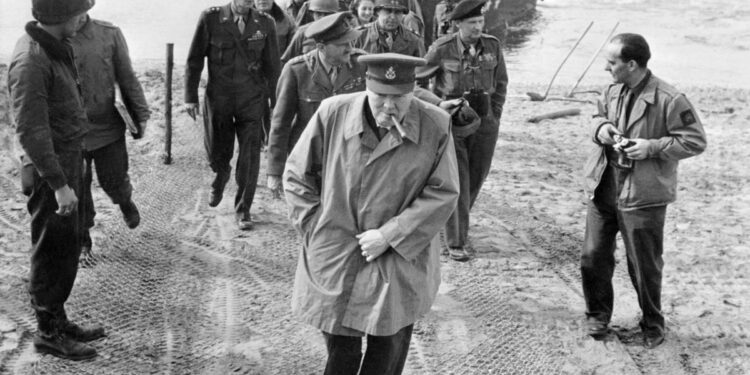 La frase atribuida a Winston Churchill sobre los objetivos personales: «Nunca llegarás a tu destino si te detenés a tirarle piedras a cualquier perro que ladre»