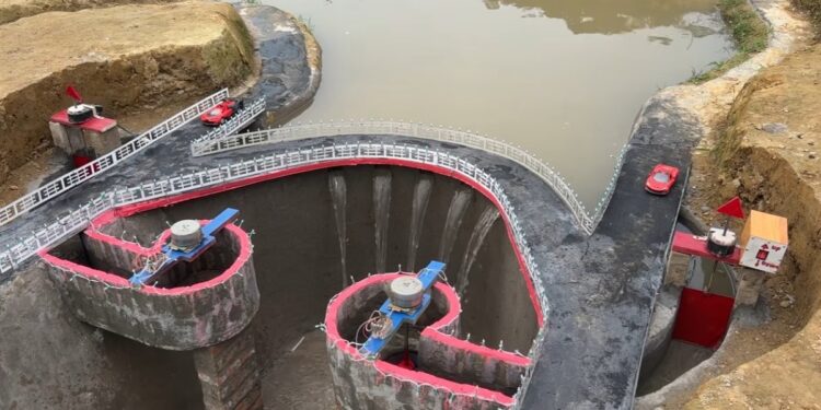 Un hombre construyó su propia central hidroeléctrica  usando solo agua de un río