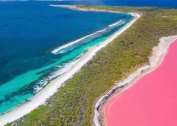 El misterio del lago que cambia de color: puede ser rosa, blanco o azul