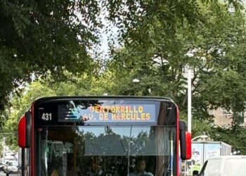 Verónica, con 25 años, es una de las pocas mujeres que conducen autobuses: «Me gusta sonreír, sobre todo en esta época en que falta empatía»