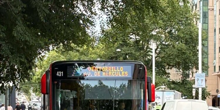 Verónica, con 25 años, es una de las pocas mujeres que conducen autobuses: «Me gusta sonreír, sobre todo en esta época en que falta empatía»