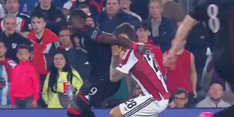 Video: la falta que reclamó River antes del gol de Huracán