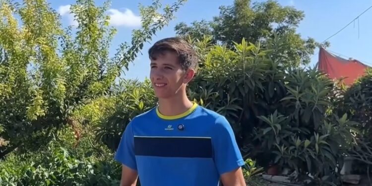David, 19 años, empezó con una sola cabra a los 12 y ya tiene un rebaño de 200: «No estoy trabajando, es mi vida»