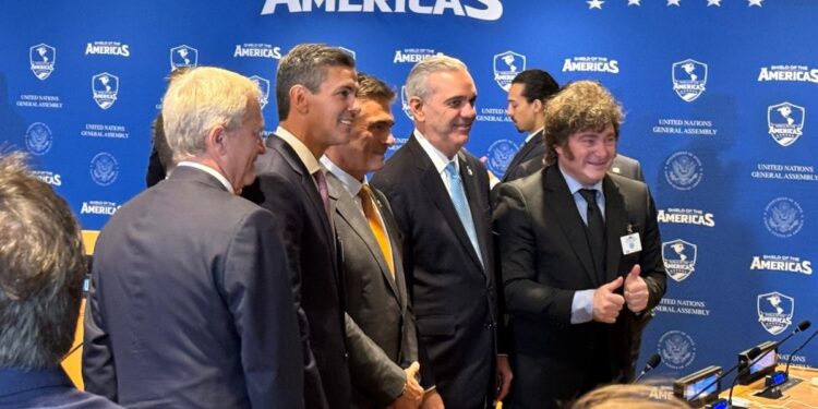 Milei participó de la reunión del «Escudo de las Américas» y tuvo un nuevo cara a cara con Trump