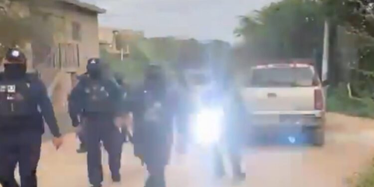 Reportero denuncia agresión de policías estatales mientras cubría asesinato de tres agentes en Comonfort, Guanajuato