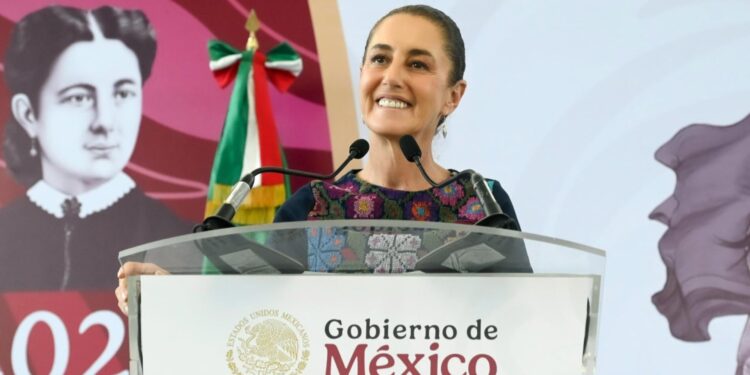 EN VIVO | La presidenta Claudia Sheinbaum en el Zócalo para cerrar gira y rendir cuentas: Clara Brugada pide que “retumbe” la plaza de la Constitución en apoyo a la mandataria federal