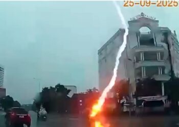 A una mujer de 47 años que iba en su moto le cayó un rayo en plena calle y sobrevivió