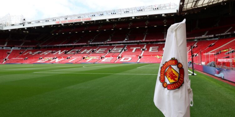 La insólita decisión de Manchester United para recaudar fondos: vende el pasto de Old Trafford