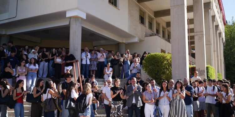 El pleno del Ayuntamiento traslada su condena por el asesinato de la estudiante Claudia Tacoronte