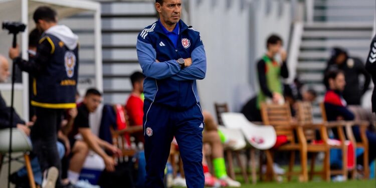 Costa Rica volvió a perder y peligra la continuidad del Bocha Batista