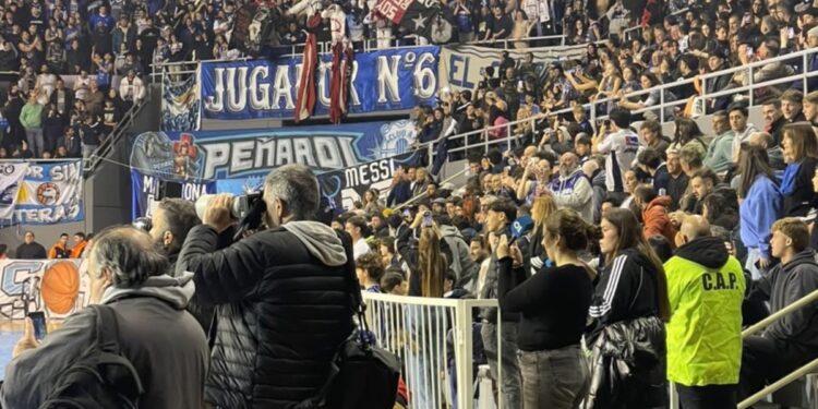 Mostraron banderas del rival: 20 hinchas con derecho de admisión