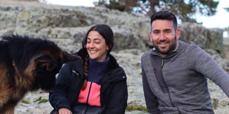 Alicia Torrano, veterinaria experta en comportamiento animal: “Un perro cachorro no necesita estar activo todo el día; necesita aprender a parar”