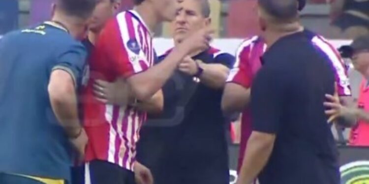 Los minutos de furia de Tomás Palacios: reclamó penal, lo encaró a Almirón y se agarró a trompadas
