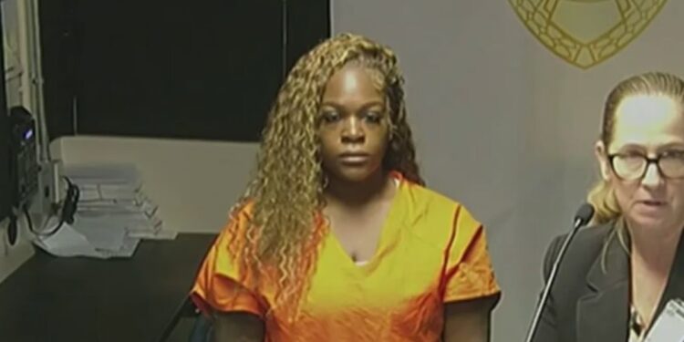 Una mujer dejó a sus cuatro pequeños hijos en casa y se fue en un crucero a las Bahamas