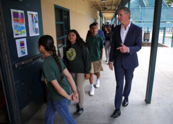 California elimina requisitos para que casi un millón de estudiantes de inglés puedan salir del programa: qué cambia