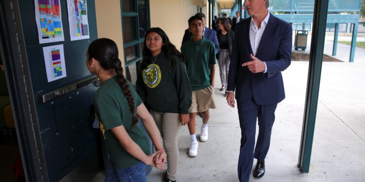 California elimina requisitos para que casi un millón de estudiantes de inglés puedan salir del programa: qué cambia