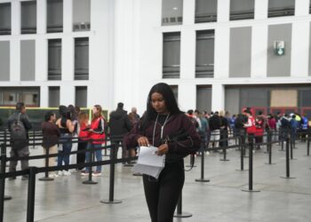 La regularización de migrantes se atasca entre demoras, citas pendientes y falta de notificaciones: “Hemos recibido muy pocas resoluciones favorables”